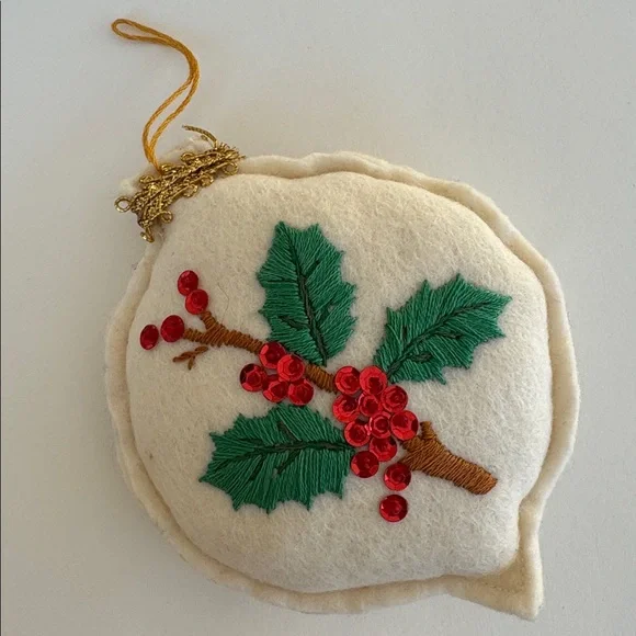 Vintage homemade embroidered holiday ornaments - Picture 15 of 16